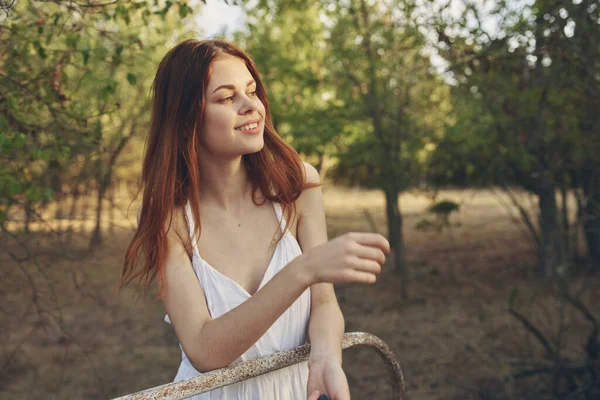 Frau in weißem Kleid in Feldbäumen Natur spazieren — Stockfoto