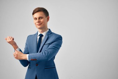 Takım elbiseli iş adamı kendine güvenen profesyonel moda yöneticisi