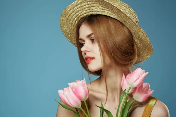 Mulher Chapéu Com Buquê Flores Fundo Azul Foto Alta Qualidade — Fotografia de Stock