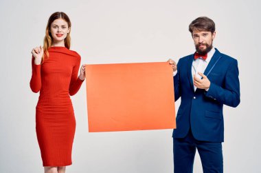 Kırmızı model reklam duyguları olan erkek ve kadın stüdyosu