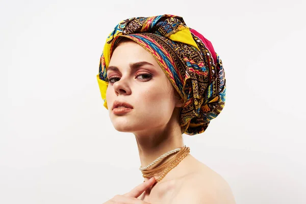 Bella Donna Turbante Multicolore Posa — Foto Stock