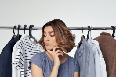 Neşeli kadın kıyafetleri askılık moda iç mekan izole edilmiş arka plan