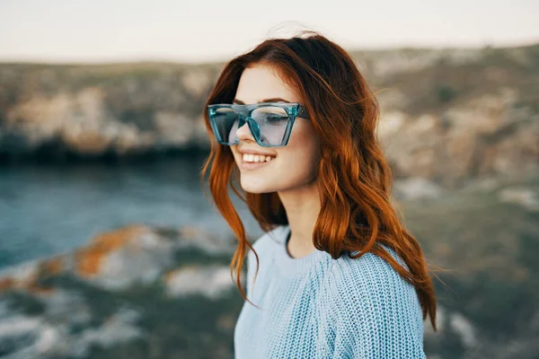 Mulher Alegre Suéter Azul Livre Posando — Fotografia de Stock