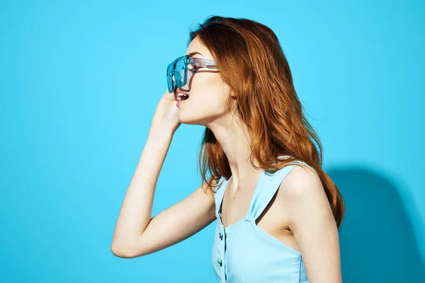 Vacker Kvinna Klänning Och Glasögon Poserar Isolerad Bakgrund — Stockfoto