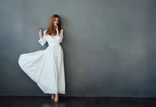 Vrouw Witte Jurk Poseren Geïsoleerde Achtergrond Hoge Kwaliteit Foto — Stockfoto