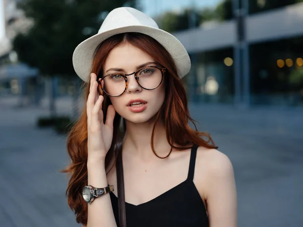 Mujer atractiva en un sombrero al aire libre emociones de verano — Foto de Stock