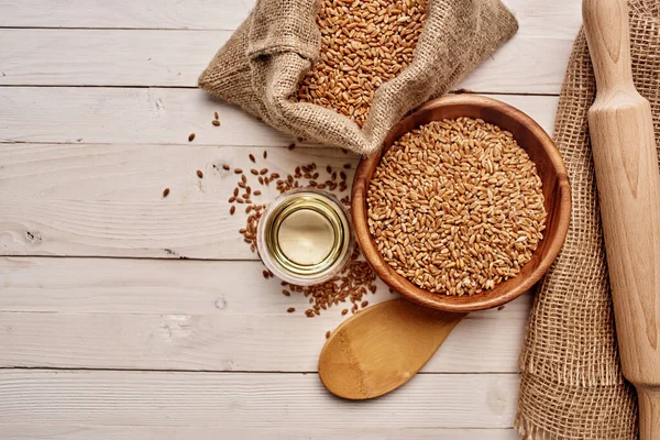 Houten tafel voedsel natuurlijke ingrediënten uitzicht van boven — Stockfoto