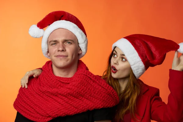 Feliz casal amizade natal decoração diversão vermelho fundo — Fotografia de Stock