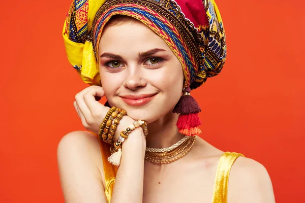 Bella donna in turbante multicolore aspetto attraente Gioielli Studio Modello — Foto Stock