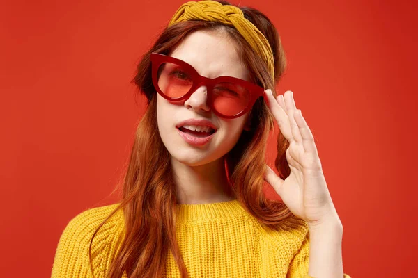 Veselá žena se žlutou čelenkou červené brýle módní hipster retro — Stock fotografie