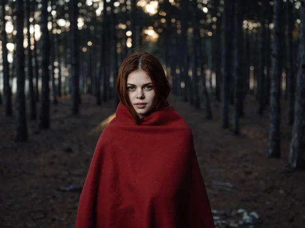 Γυναίκα με κόκκινο καρό στο δάσος φύση ταξίδια καθαρό αέρα — Φωτογραφία Αρχείου