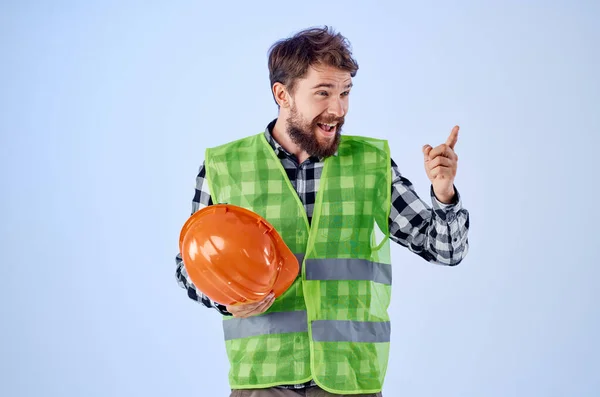 Barbuto uomo in lavoro uniforme costruzione edificio professione blu sfondo — Foto Stock