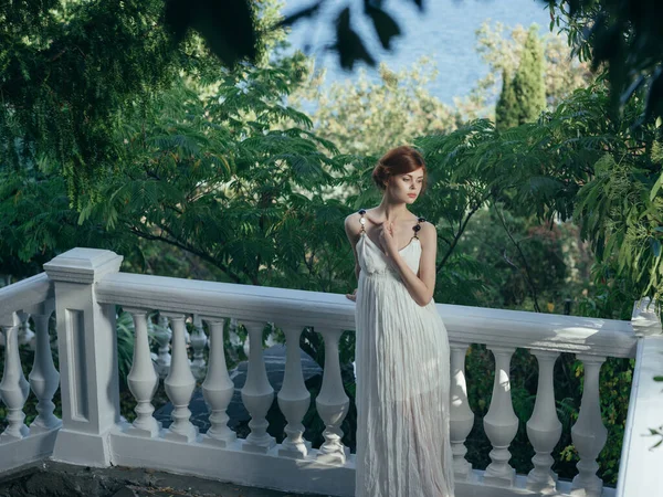 Женщина в белом платье принцесса мифологии архитектуры — стоковое фото