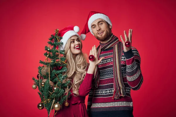 En man och en kvinna i nyårskläder jul dekorationer semester — Stockfoto
