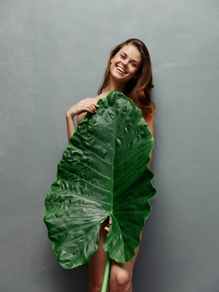 Mujer pelirroja con el cuerpo desnudo está cubierto de glamour de hojas de palma — Foto de Stock