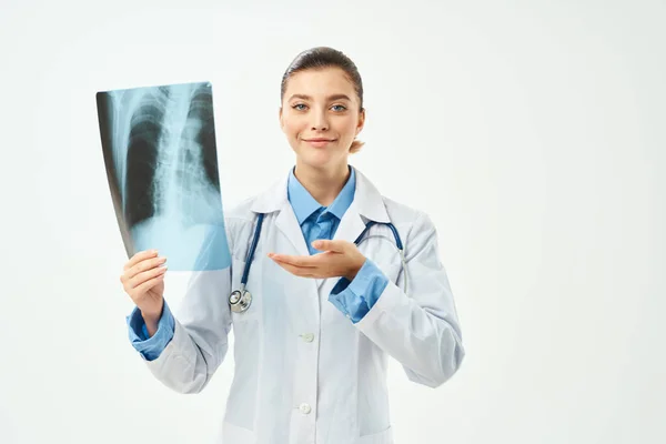Жінка лікарня біле пальто дослідження здоров'я радіолог — стокове фото