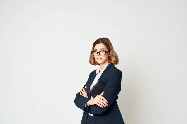 Geschäftsfrau in schwarzer Jacke dokumentiert Arbeit im Hintergrund — Stockfoto