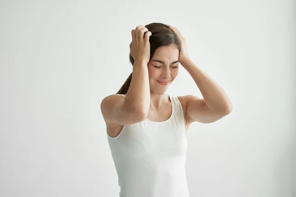 Femme en t-shirt blanc problème de santé maux de tête émotions mécontentement — Photo