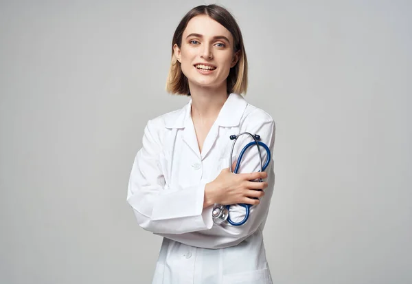 하얀 가운을 입고 전문적 인 의료 전문가인 여자 의사 — 스톡 사진