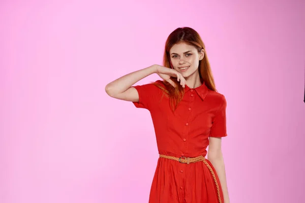 Mujer Bonita Vestido Rojo Posando Sobre Fondo Aislado Foto Alta — Foto de Stock