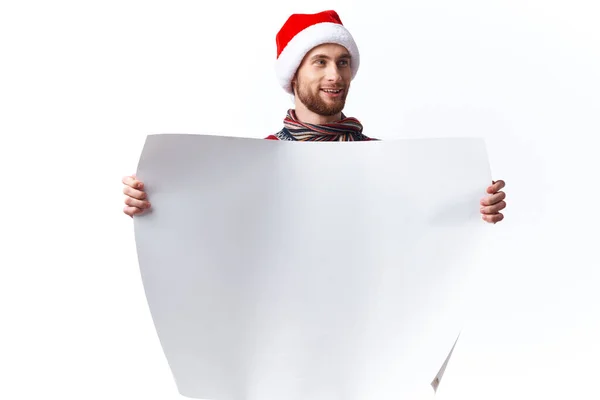 Όμορφος άντρας σε χριστουγεννιάτικο καπέλο με λευκή μακιγιέζ αφίσα χριστουγεννιάτικο αντίγραφο-χώρο στούντιο — Φωτογραφία Αρχείου