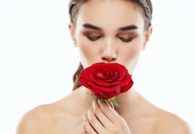 Esmer, çıplak omuzlar kırmızı çiçek, temiz ten.