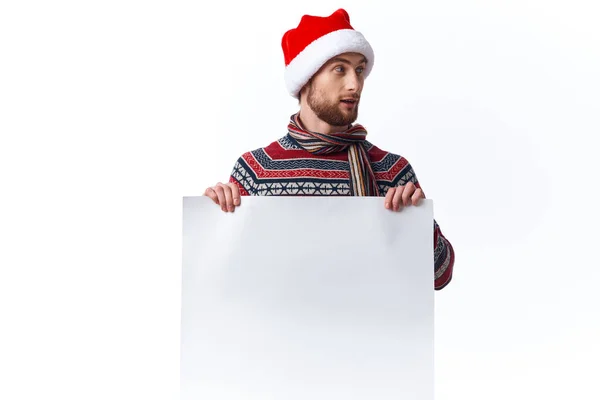 Emotionele man in een kerst hoed met wit mockup poster kerst geïsoleerde achtergrond — Stockfoto
