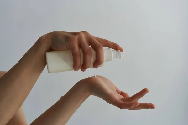 Loção em mãos de mulher pele limpa hidratante close-up — Fotografia de Stock