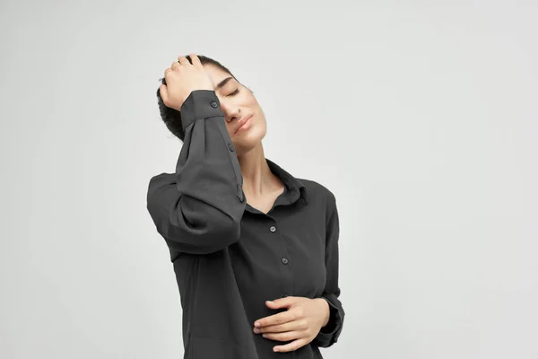 Frau im schwarzen Hemd Kopfschmerzen Unzufriedenheit Störung Licht Hintergrund — Stockfoto