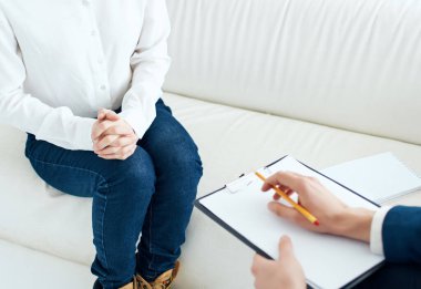 Kağıttan hasta iletişim terapisi üzerine yazan psikolog