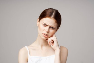 Hafif arka planda hoşnutsuz bir kadın. Yüksek kalite fotoğraf