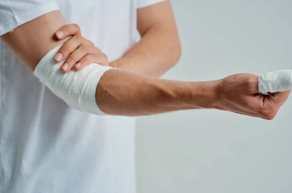 Paciente masculino vendado lesión en la mano a los dedos medicina hospitalaria —  Fotos de Stock