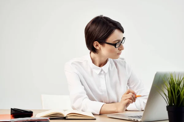 Femme gestionnaire dans le bureau Secrétaire exécutif fond isolé — Photo