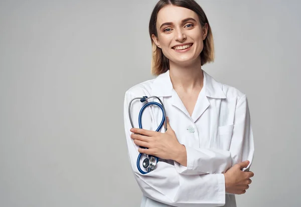 Médico feminino em cuidados médicos uniforme profissional de saúde — Fotografia de Stock