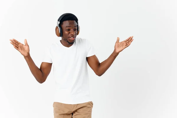 Homem alegre aparência africana em fones de ouvido entretenimento emoções musicais — Fotografia de Stock