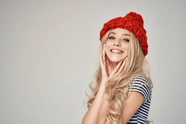 Ξανθιά σε μοντέρνα ρούχα Κόκκινο καπέλο φως φόντο Lifestyle — Φωτογραφία Αρχείου