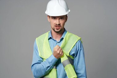 Erkek inşaatçılar, planlar, mimarlar, izole edilmiş arka plan.