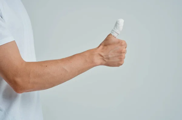Herida en la mano del dedo vendado cerca —  Fotos de Stock
