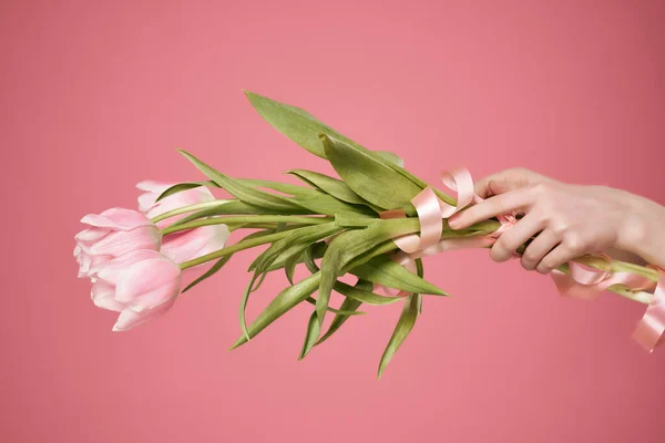 Un ramo de flores en la mano y un regalo romance verano rosa fondo — Foto de Stock