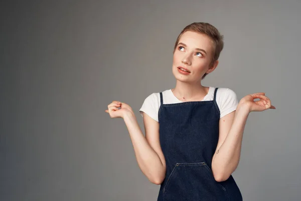 Hezká žena pózování emoce zábava účes izolované pozadí — Stock fotografie