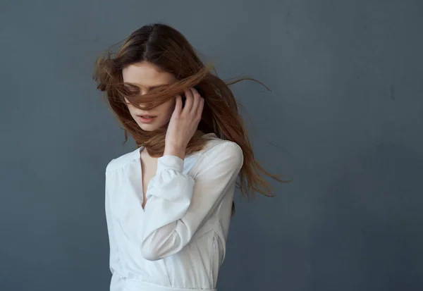 Vrouw Witte Jurk Poseren Geïsoleerde Achtergrond Hoge Kwaliteit Foto — Stockfoto