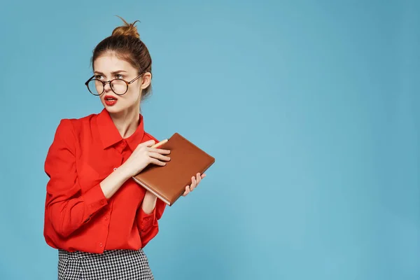 Femme Chemise Rouge Avec Bloc Notes Stylo Bureau Photo Haute — Photo