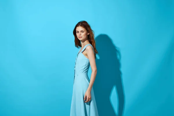 Mooie Vrouw Een Blauwe Jurk Poseren Blauwe Achtergrond — Stockfoto