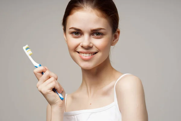 Beyaz Tişörtlü Kadın Diş Fırçası Yüksek Kalite Fotoğraf — Stok fotoğraf