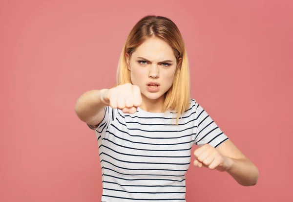 Bella donna a righe T-shirt scontento sconvolto studio rosa sfondo — Foto Stock