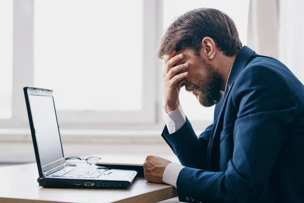 Homem Escritório Mesa Frente Laptop — Fotografia de Stock