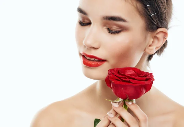 Kobieta atrakcyjny wygląd róża kwiat czysta skóra pozowanie — Zdjęcie stockowe