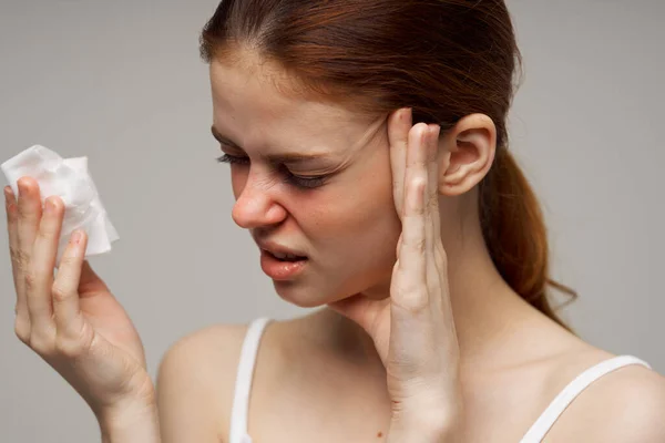 Donna dai capelli rossi maschera viso medico freddo sfondo isolato — Foto Stock