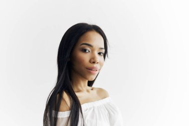 Beyaz elbiseli güzel bir Afrikalı kadın.