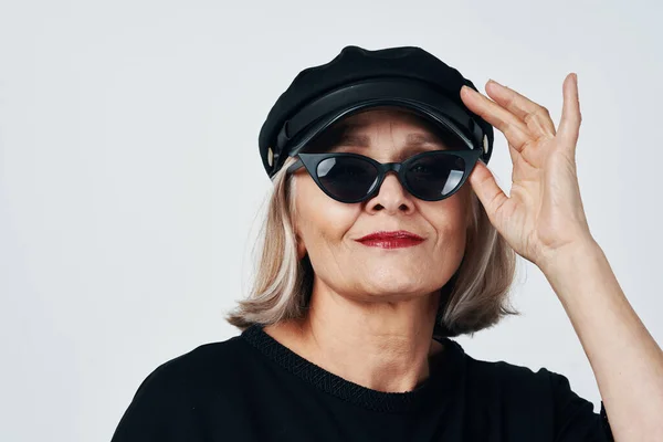 Anciana de moda con gafas de sol posando de cerca — Foto de Stock